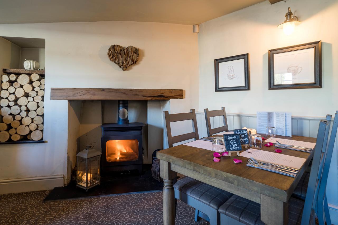 Greyhound Inn Wilton Wilton  Екстер'єр фото